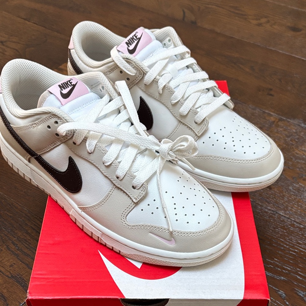 NIKE WOMENS DUNK LOW SIZE 9.5 white/baroque brown HF9990 100. New